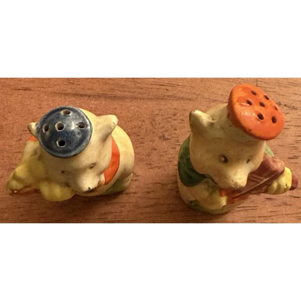 Vintage Three Little Pigs Playing Music Salt and Pepper Shakers Japan‎
